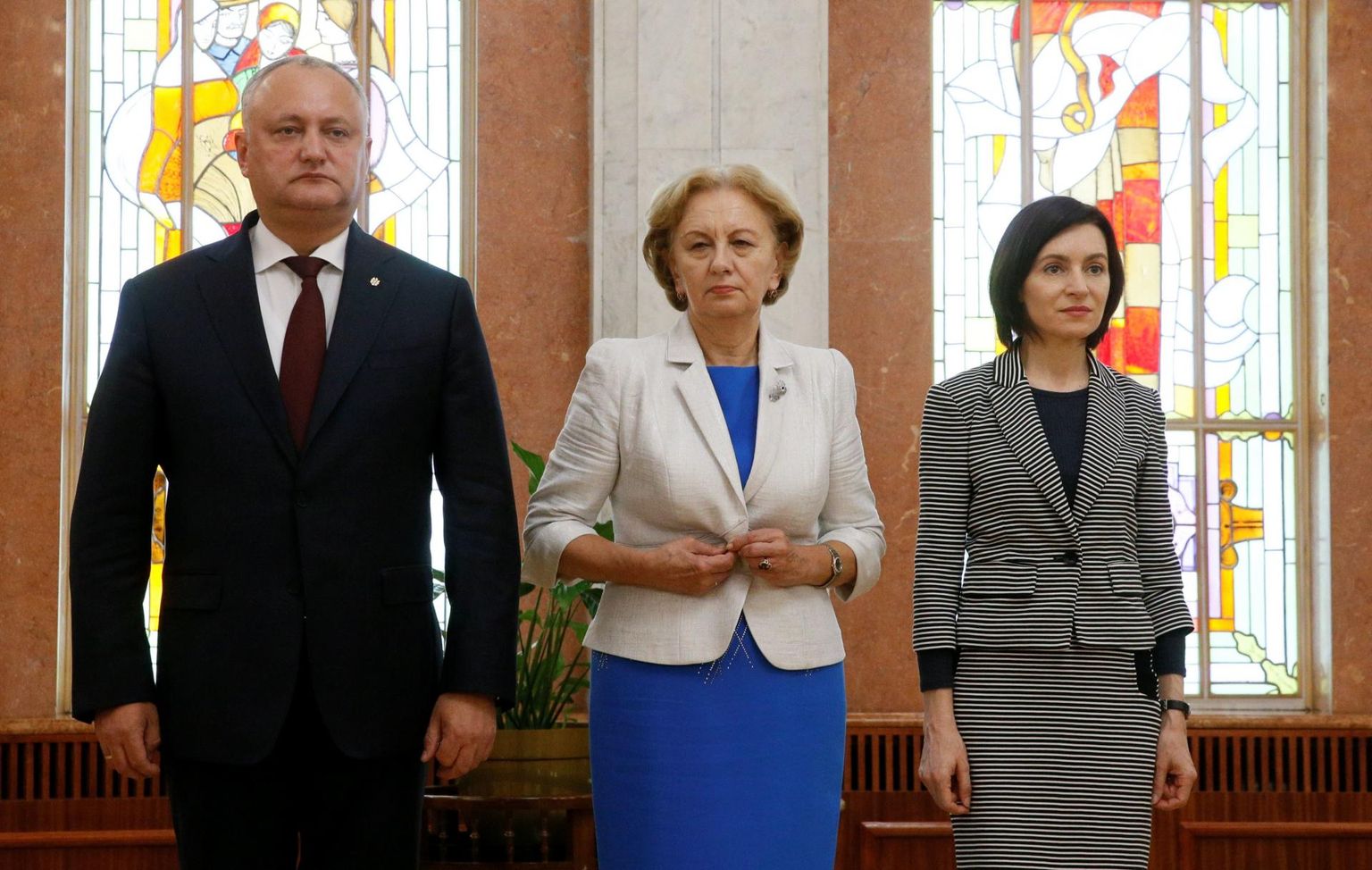Moldova president Igor Dodon (vasakul) ja peaminister Maia Sandu (paremal), nende vahel parlamendi spiiker Zinaida Greceanîi eelmisel nädalal uue valitsuse ametisse nimetamise tseremoonial. 