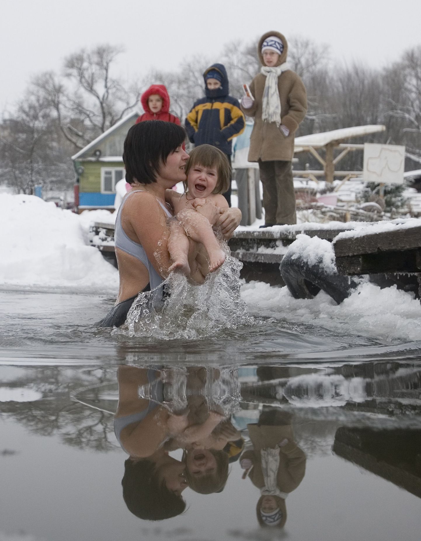 Ema ja laps jäises vees Valgevenes Minskis