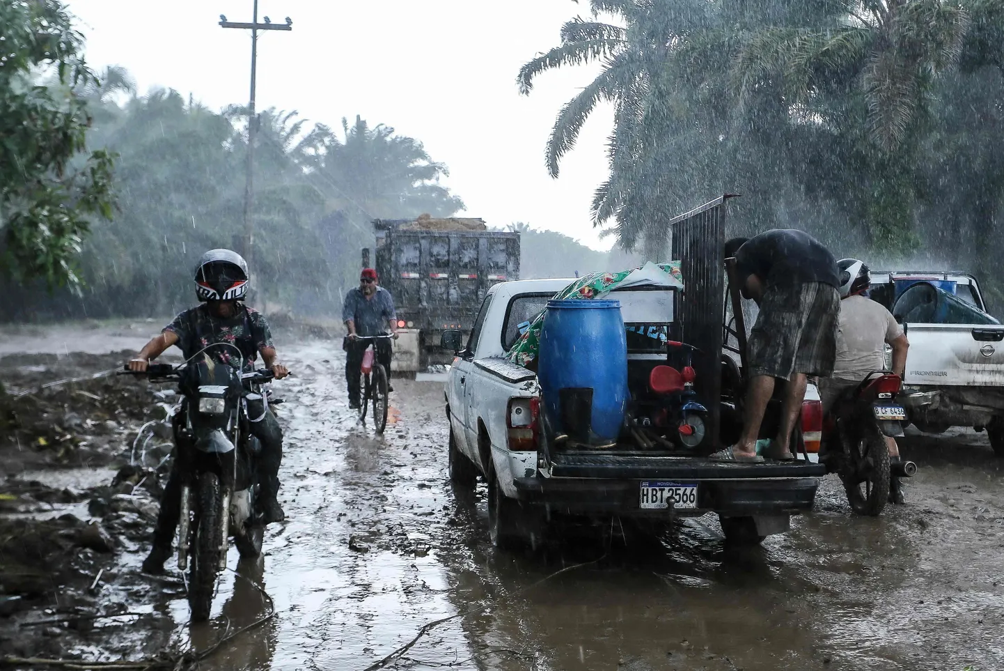 Nicaragua elanikud põgenevad orkaani eest.