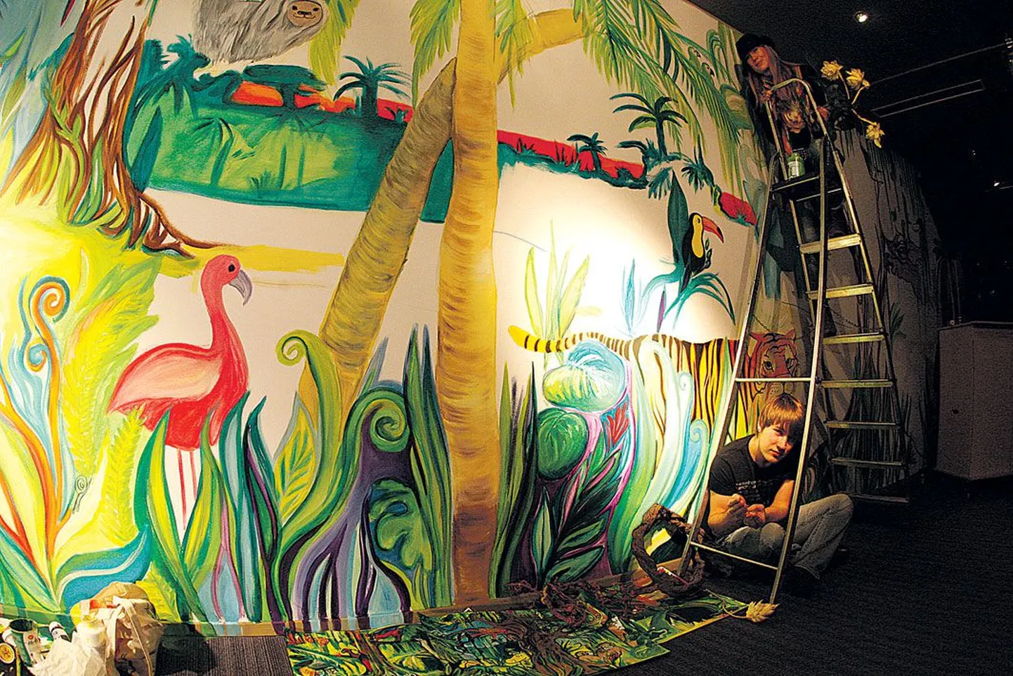 Uue Atlantise lastekohviku paneb elama kunstnik Meru (re­delil) maa­litud kirev dunglisein. Tööhoos on ka valguskunstnik Ragnar Parksepp.