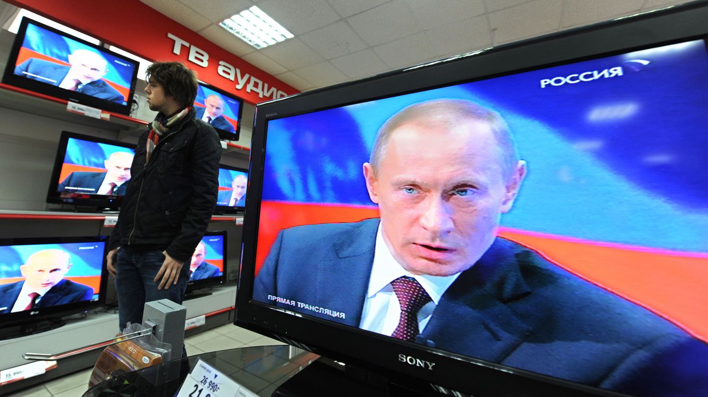 Владимир Путин на экране российского государственного телеканала.