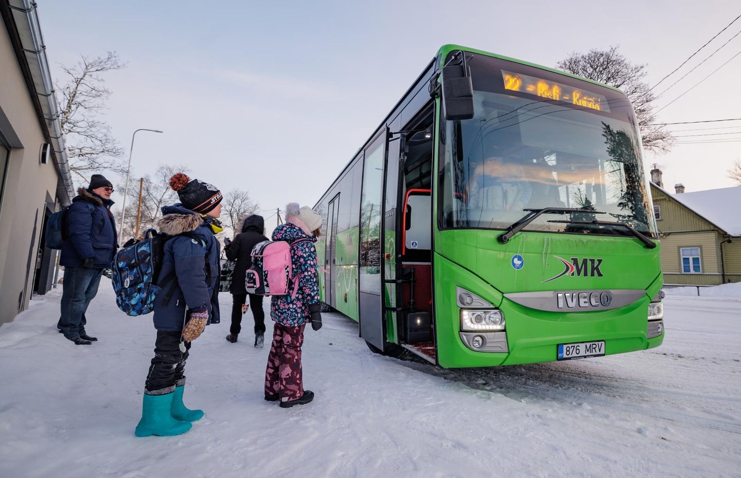 MK Reis X Haapsalu-Risti-Kuijõe buss Ristil, enamik maakonnallinide kasutajad on lapsed ja eakad.
