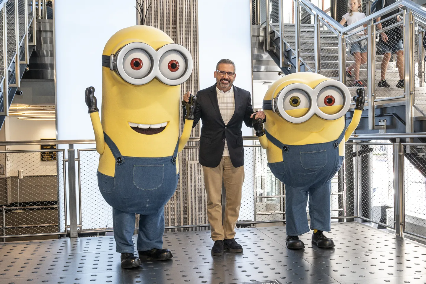 Näitleja Steve Carrell ja käsilased poseerivad Empire State'i hoones New Yorgis Ameerika Ühendriikides 28. juunil 2022.