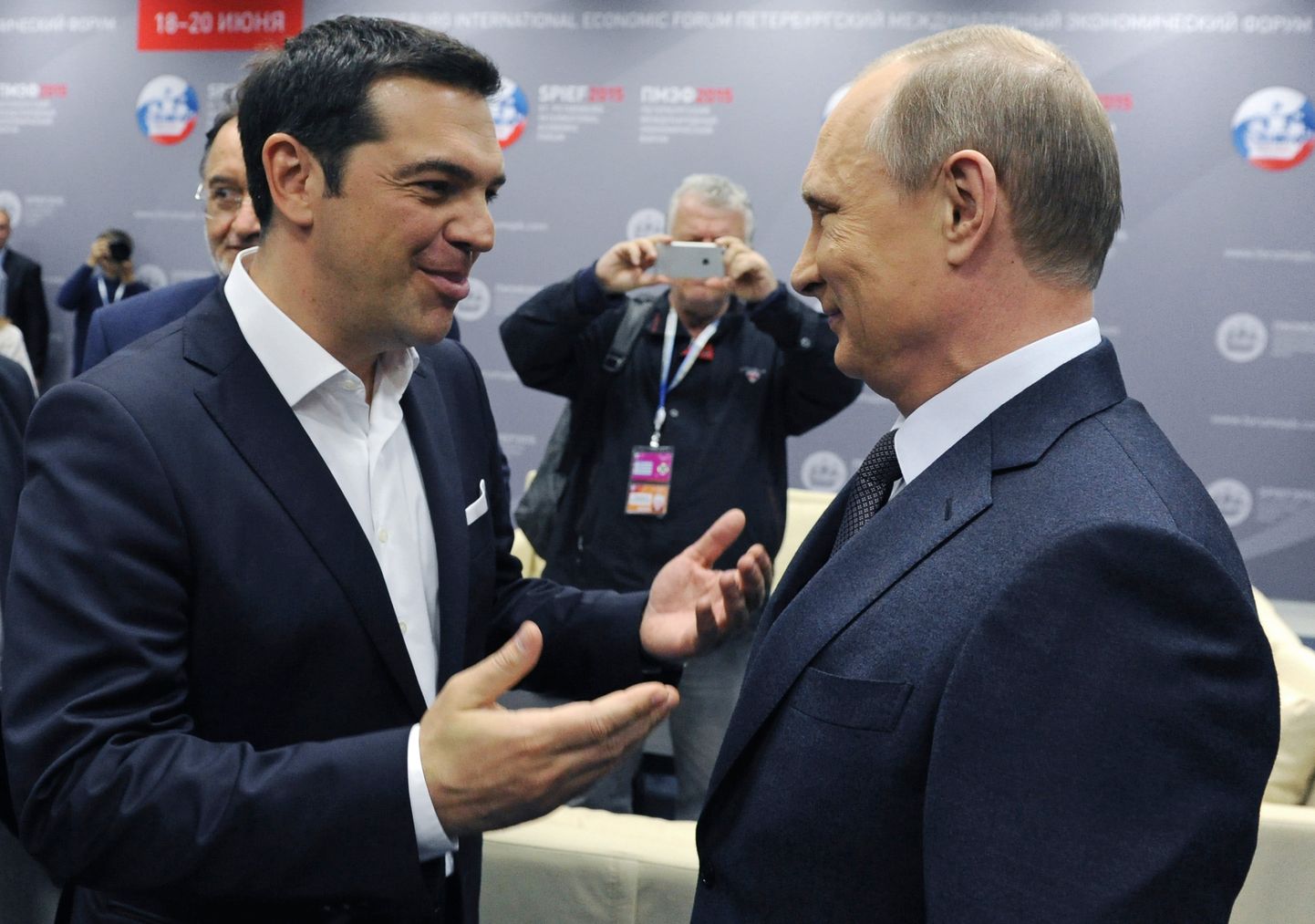 Kreeka peaminister Alexis Tsipras ja Venemaa president Vladimir Putin sõbralikus vestluses Peterburis peetud majandusfoorumil 2015. aasta juunis. Tollal olid kahe riigi suhted soojad, sest Kreeka valitsuses oli rohkelt russofiilsete vaadetega endisi kommuniste.