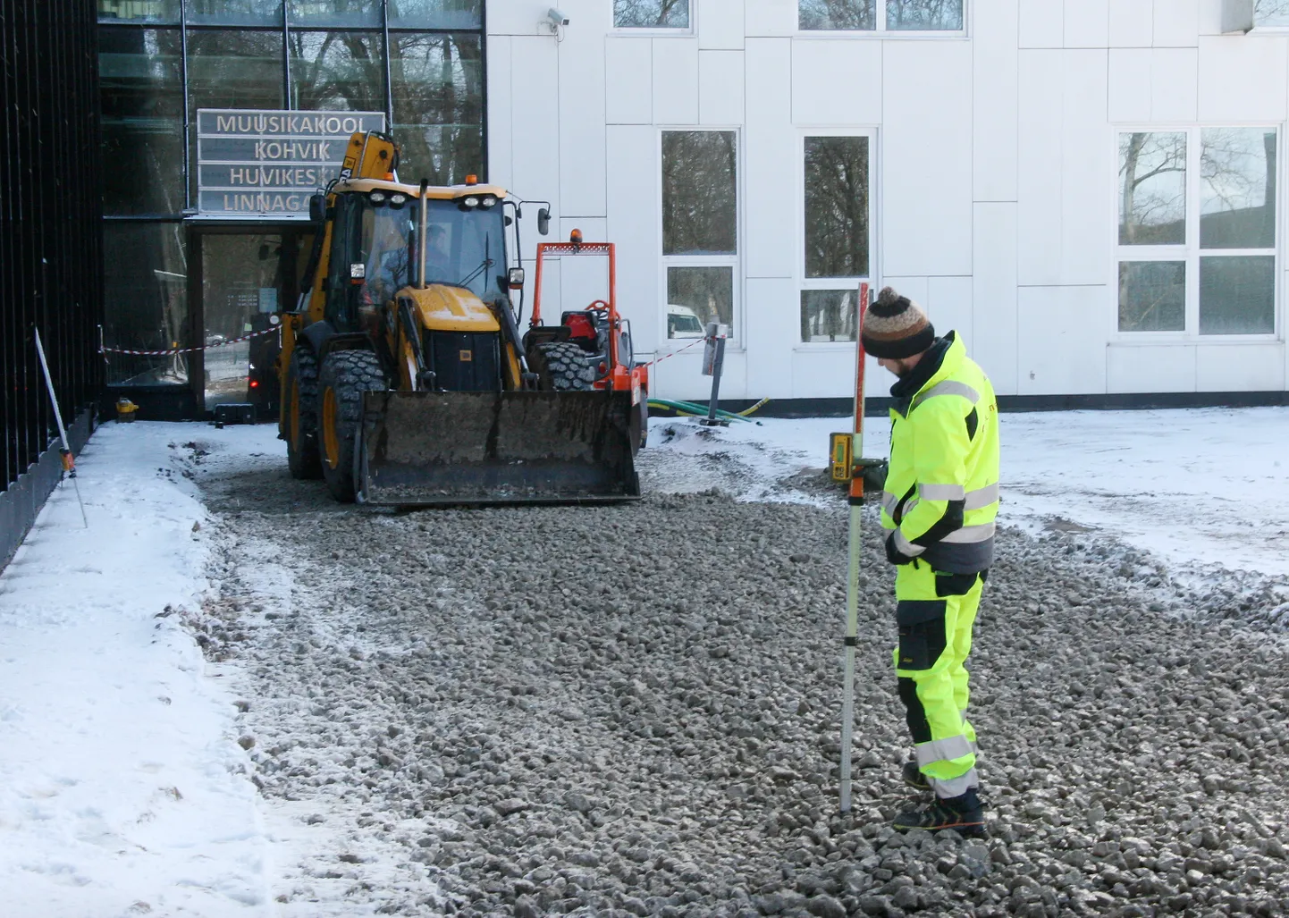 Jõhvi kontserdimaja ja Pargi keskuse vahele rajataval muusikaväljakul on tööd taas alanud.