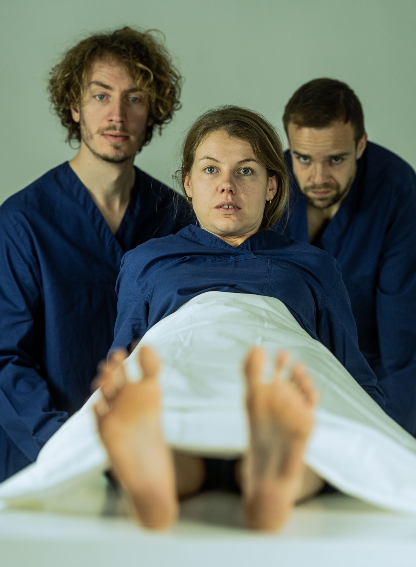 Musta Kasti lavastuses «Surm» on vaatajate ees Kristjan Lüüs (vasakult), Laura Niils ja Kaarel Targo.