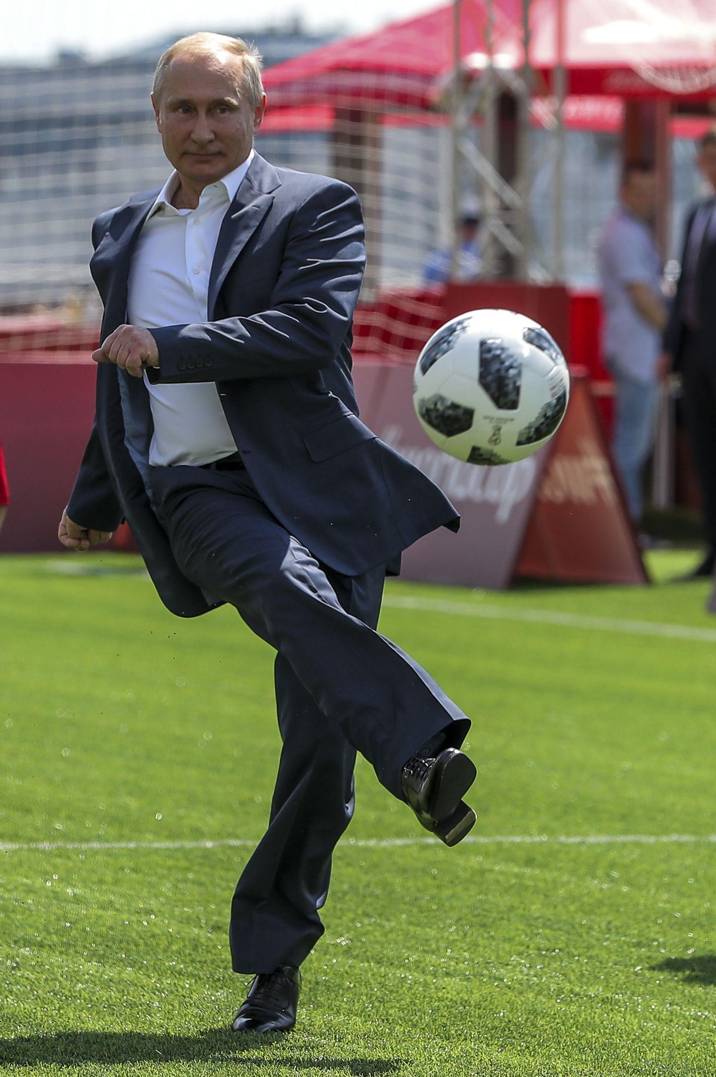 Vladimir Putin jalgpalli mängimas.