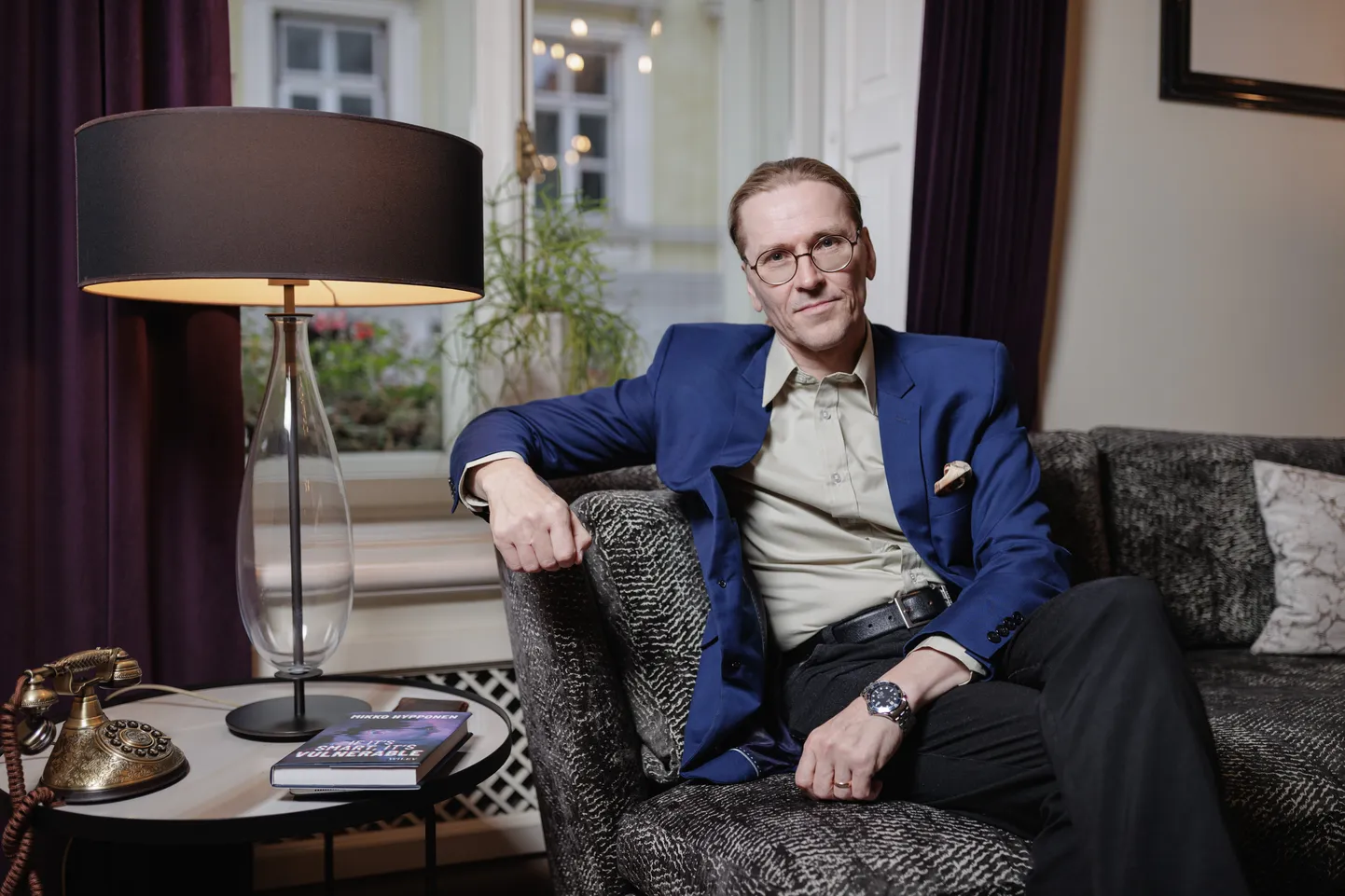 Soome kuulus küberturbeekspert Mikko Hyppönen peab küberturvalisuse tulevikku helgeks, küberohtusid tõrjutakse aina paremini. Siiski kannab ta igaks juhuks lihtsat mehaanilist kella ja tema uues raamatus räägitakse, et kõik, mis on nutikas, on häkitav.