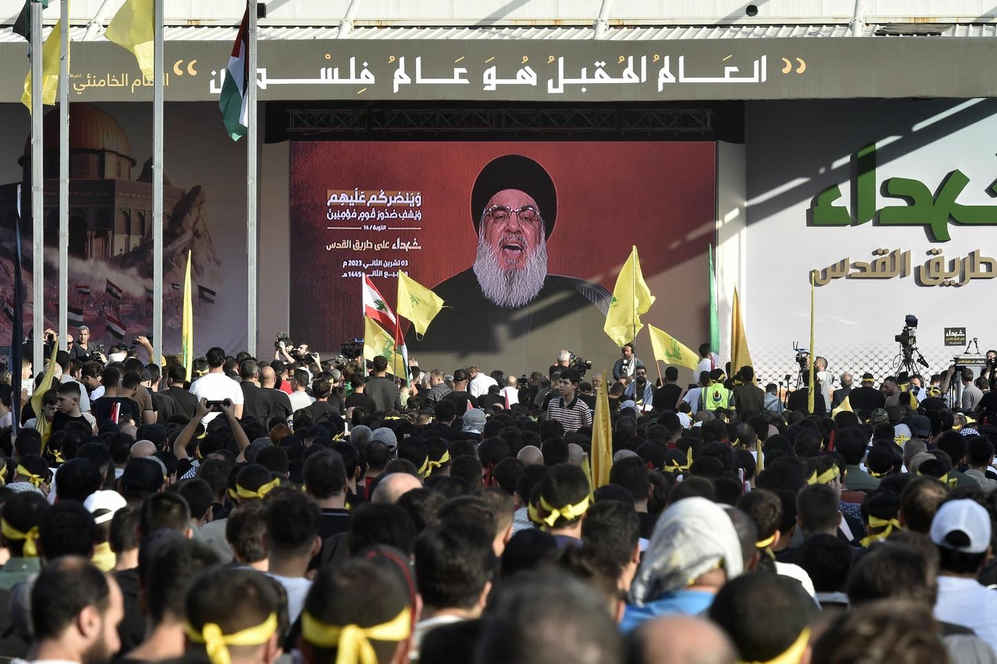 Liibanoni pealinna Beiruti äärelinna kogunenud inimesed kuulavad eile video vahendusel kõnelevat šiiaislamistliku rühmituse Hezbollah’ juhti Hassan Nasrallah’t. 
