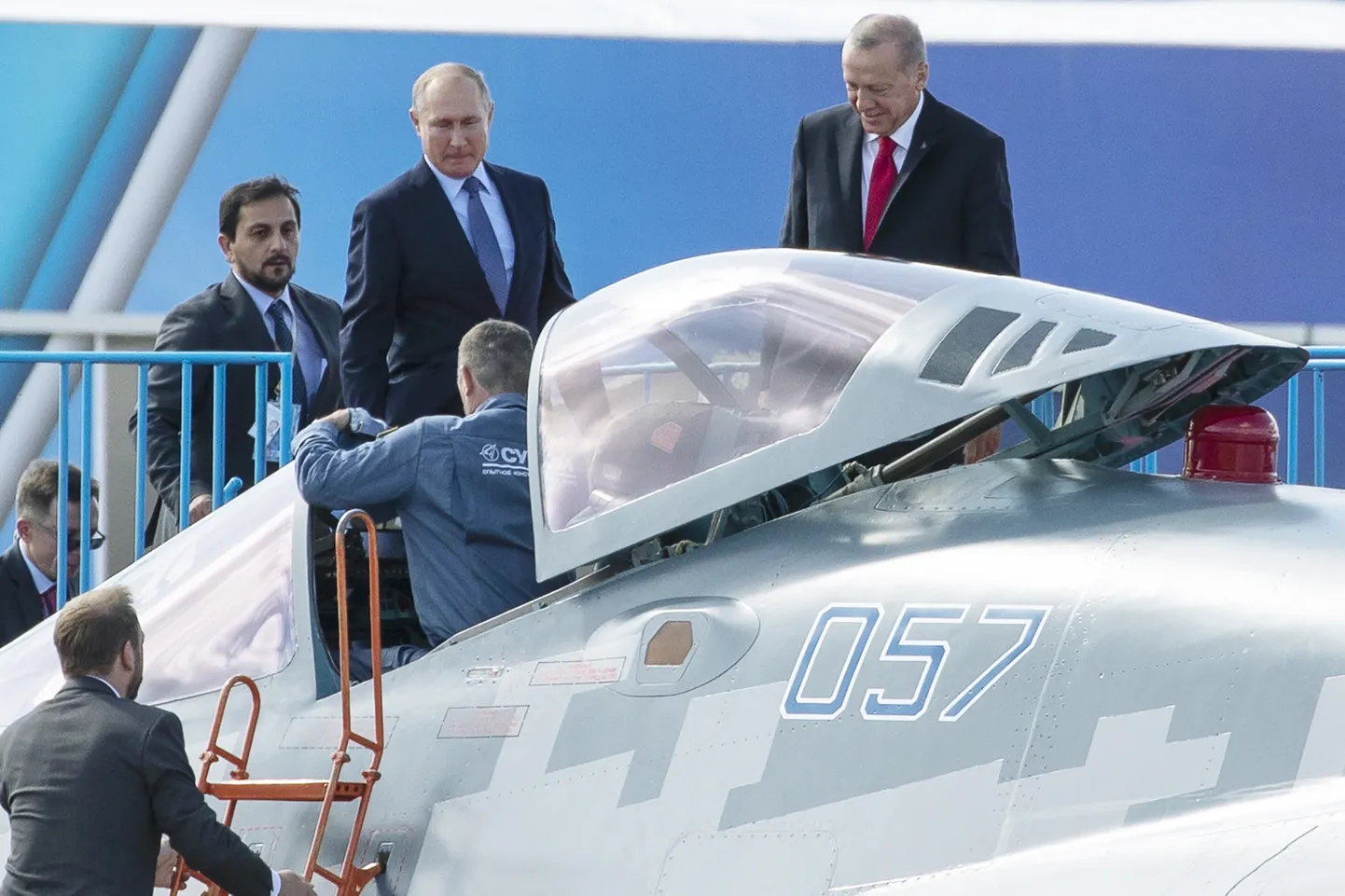 Recep Tayyip Erdoğan ja Vladimir Putin Vene sõjalennukiga tutvust tegemas.