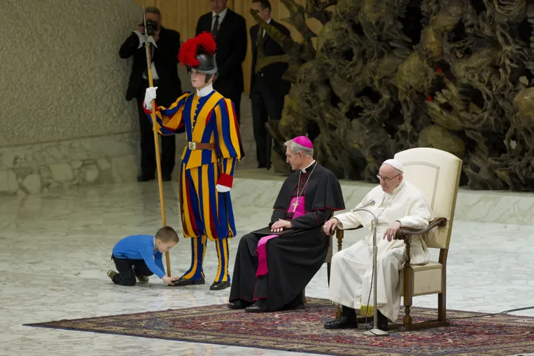 Paavst Franciscuse audientsi staariks sai väike tumm poiss