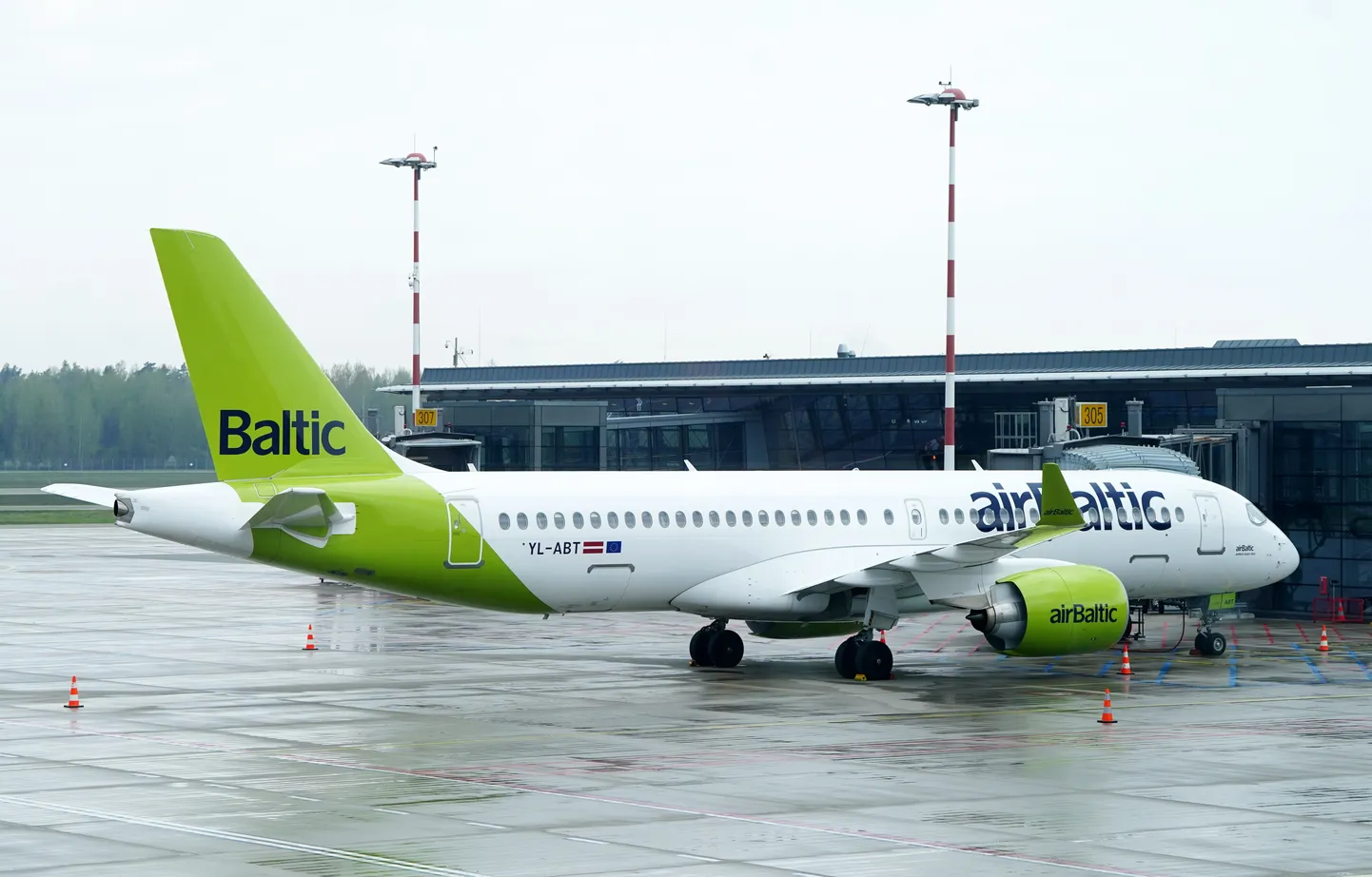 "airBaltic" lidmašīna RIX Rīgas lidostas teritorijā.