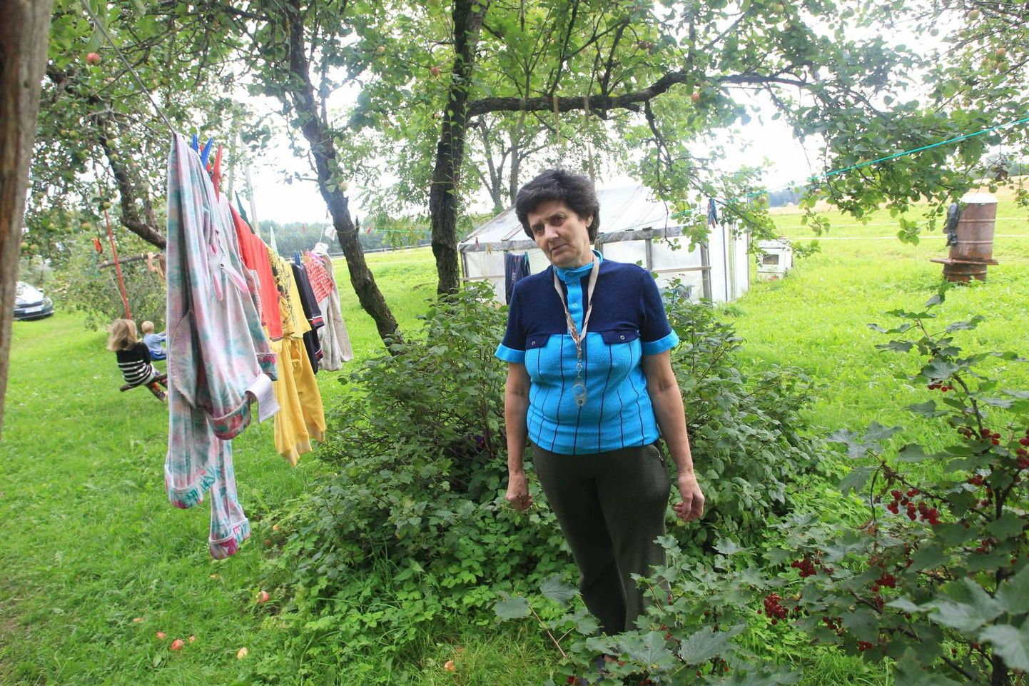 Valgamaa Lusti küla elanik Svetlana Kostjuk pole oma maja ja selle ümber asuva maaga toimuvaga rahul. «Maja on ostetud, paberid olemas. Aga tuleb välja, et mul ei ole õigust seal eladagi.»
