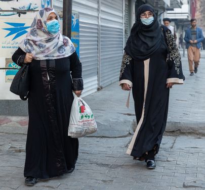 Naised Kabulis koroona-vastastes maskides. Nad ei pea enam hidžabi kandma. 