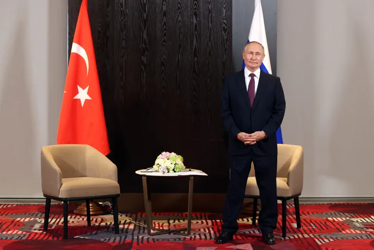 Владимир Путин снова ждет Эрдогана один перед журналистами. Самарканд. 16 сентября 2022 года.