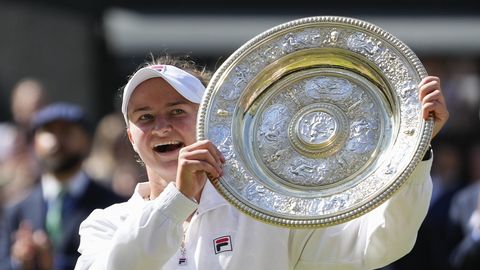 Esmakordselt Wimbledonis triumfeerinud Krejcikova jätkas tšehhitaride võidutraditsioone