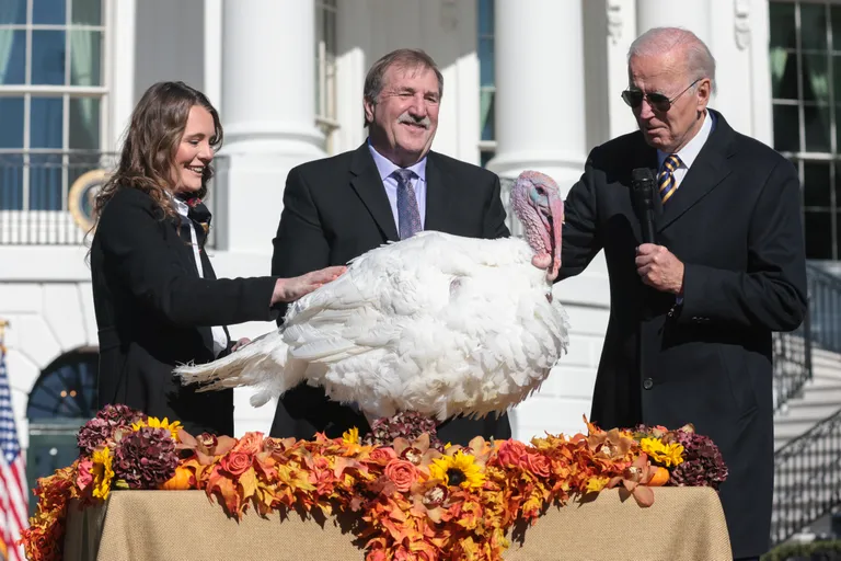 Biden andis kahele kalkunile armu.