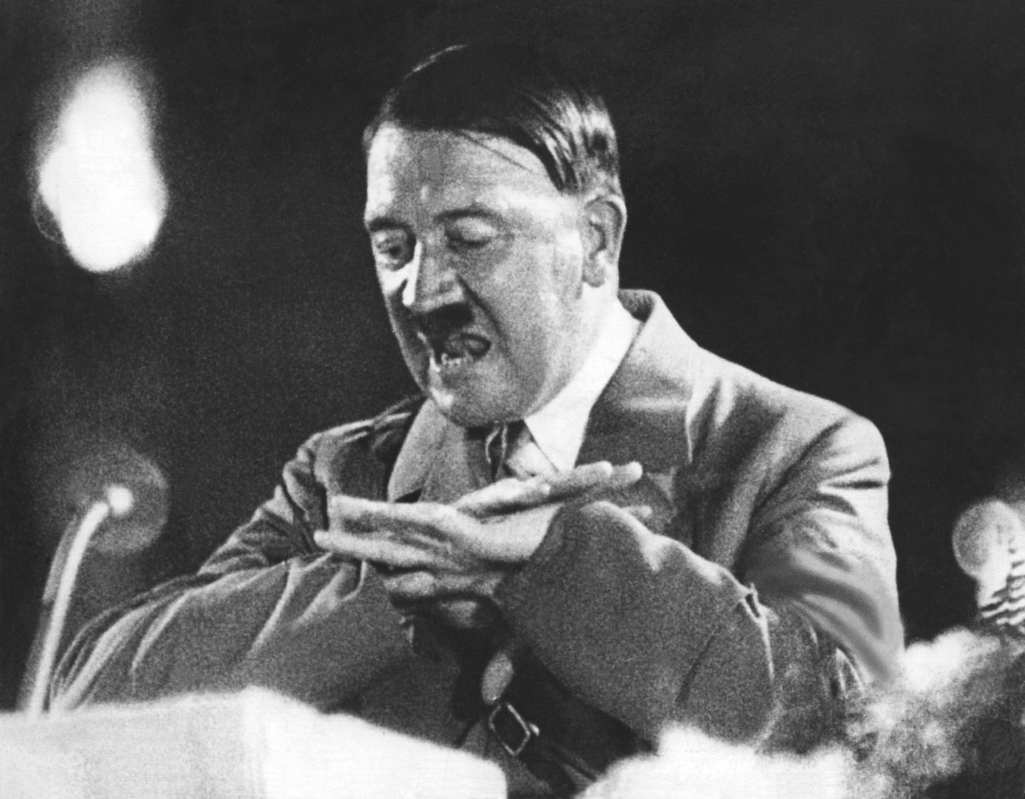 Adolf Hitler pidamas kõnet. Foto on dateerimata