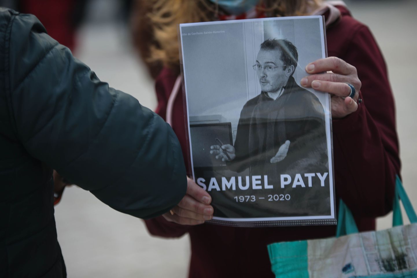 Terroriteo ohvriks langenud ajalooõpetaja Samuel Paty pilti kandev inimene avaldamas eile talle austust Põhja-Prantsusmaal Douai's.