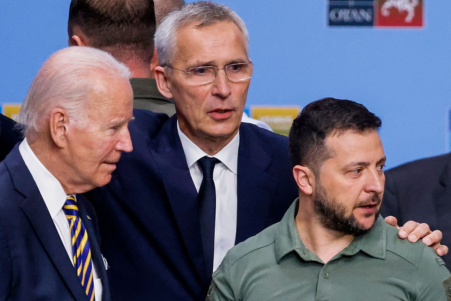 (Слева) Президент США Джо Байден, генеральный секретарь НАТО Йенс Столтенберг и президент Украины Владимир Зеленский разговаривают перед рабочим заседанием по Украине во время саммита НАТО в Вильнюсе 12 июля 2023 года.