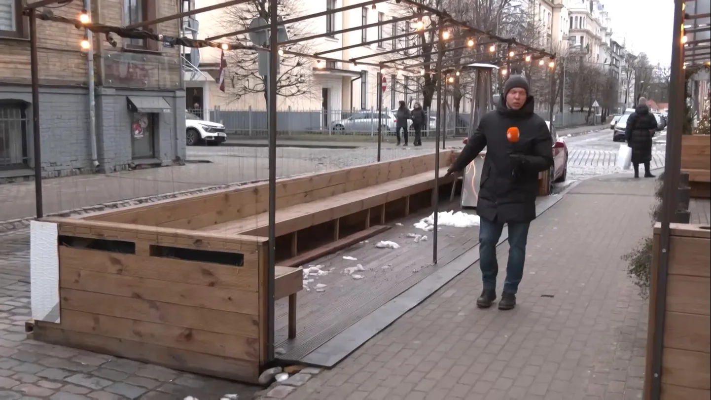 В центре Риги пустые террасы кафе занимают парковочные места