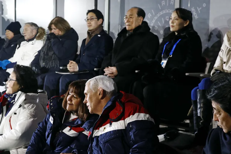 USA aspresident Mike Pence ja Põhja-Korea liidri Kim Jong-uni õde Kim Yo-jong istuvad samas VIP loožis
