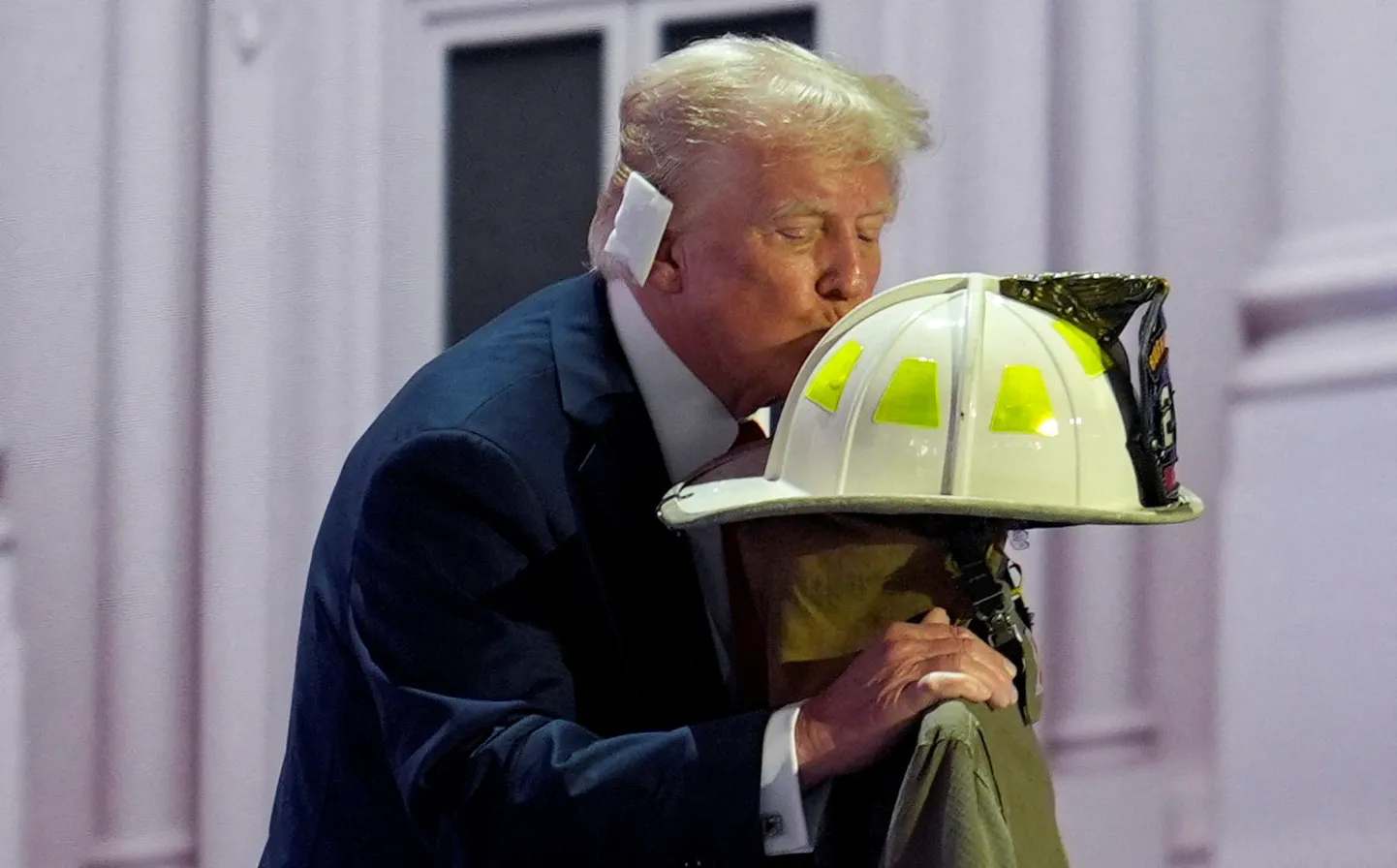 USA vabariiklaste presidendikandidaat Donald Trump esines 18. juulil 2024 Wisconsinis Milwaukees vabariiklaste rahvuskongressil, kus suudles 13. juulil 2024 tulistamises elu kaotanud endise vabatahtliku tuletõrjuja Corey Comperatore tuletõrjekiivrit. Laval oli kogu Comperatore kaitseriietus.