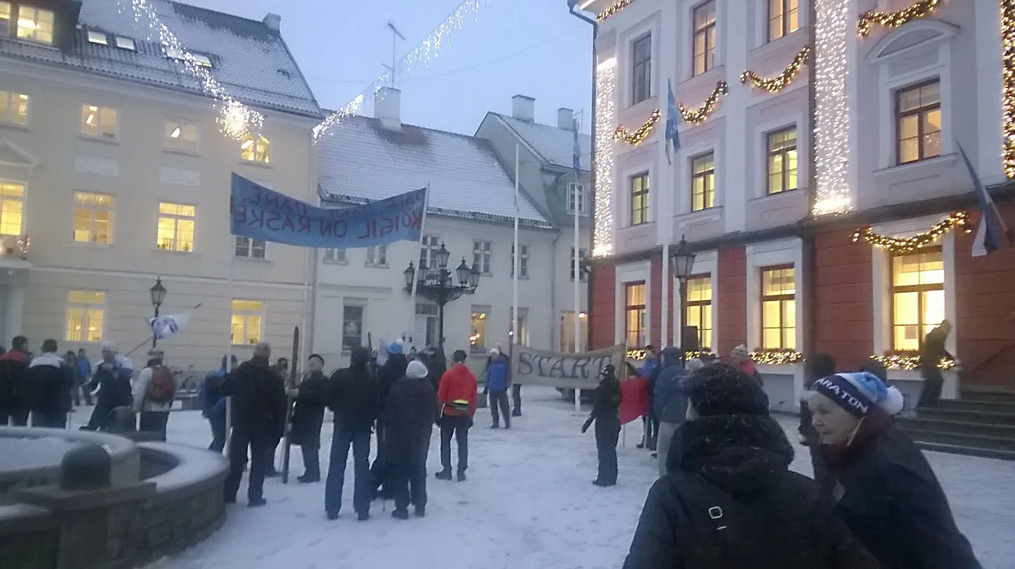 Tartu maratoni 55. sünnipäeva tähistamine algas tervitustega Raekoja platsil. Sealt liikusid osalejad juba Emajõe äärde, kust anti start Tartu-Uhti matkale.