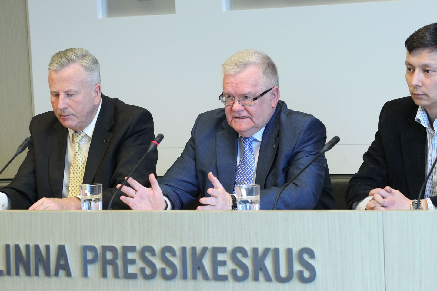 Abilinnapea Arvo Sarapuu, linnapea Edgar Savisaar ja abilinnapea Mihhail Kõlvart linnavalitsuse pressikonverentsil.