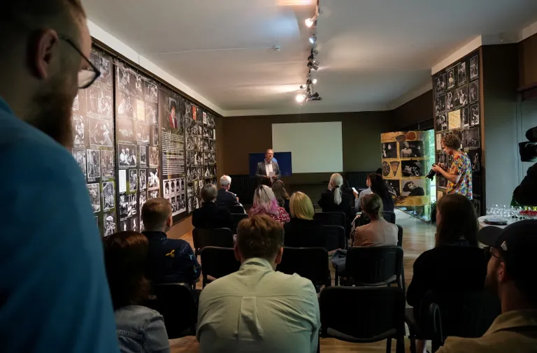 Laikraksta "Diena" žurnālists, žūrijas valdes loceklis Atis Rozentāls (centrā) piedalās preses konferencē, kurā tiek paziņoti pretendenti 2023./2024. gada teātra sezonas "Spēlmaņu nakts" balvām 15 kategorijās.