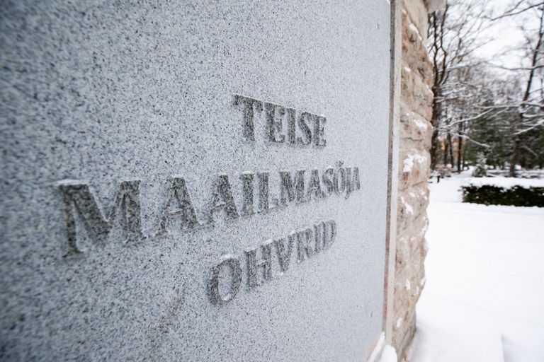 Тарту. Эстония, 21 ноября 2022 г. - Памятник на кладбище Паулусе в память о жертвах Второй мировой войны Tartu Postimees
