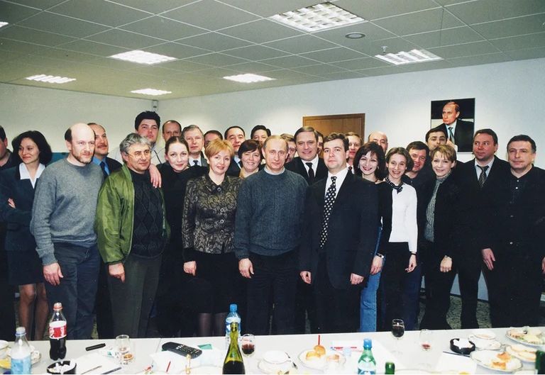 Члены предвыборного штаба Путина в 2000 году. Павловский в зеленой рубашке в первом ряду вместе с Владимиром Путиным и его супругой. В кадре можно найти многих все еще актуальных персон.