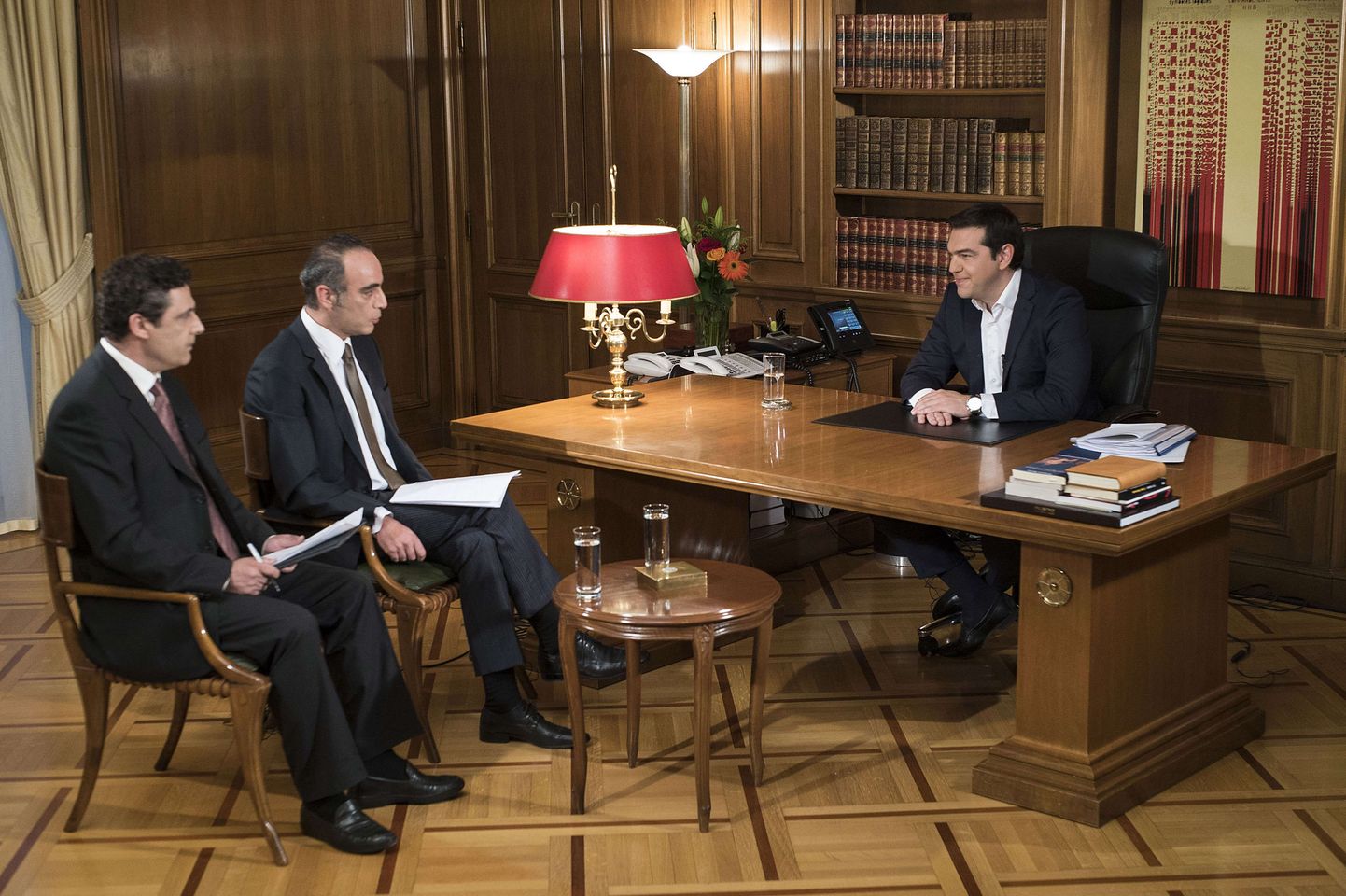 Kreeka peaminister Alexis Tsipras ajakirjanike küsimustele vastamas.