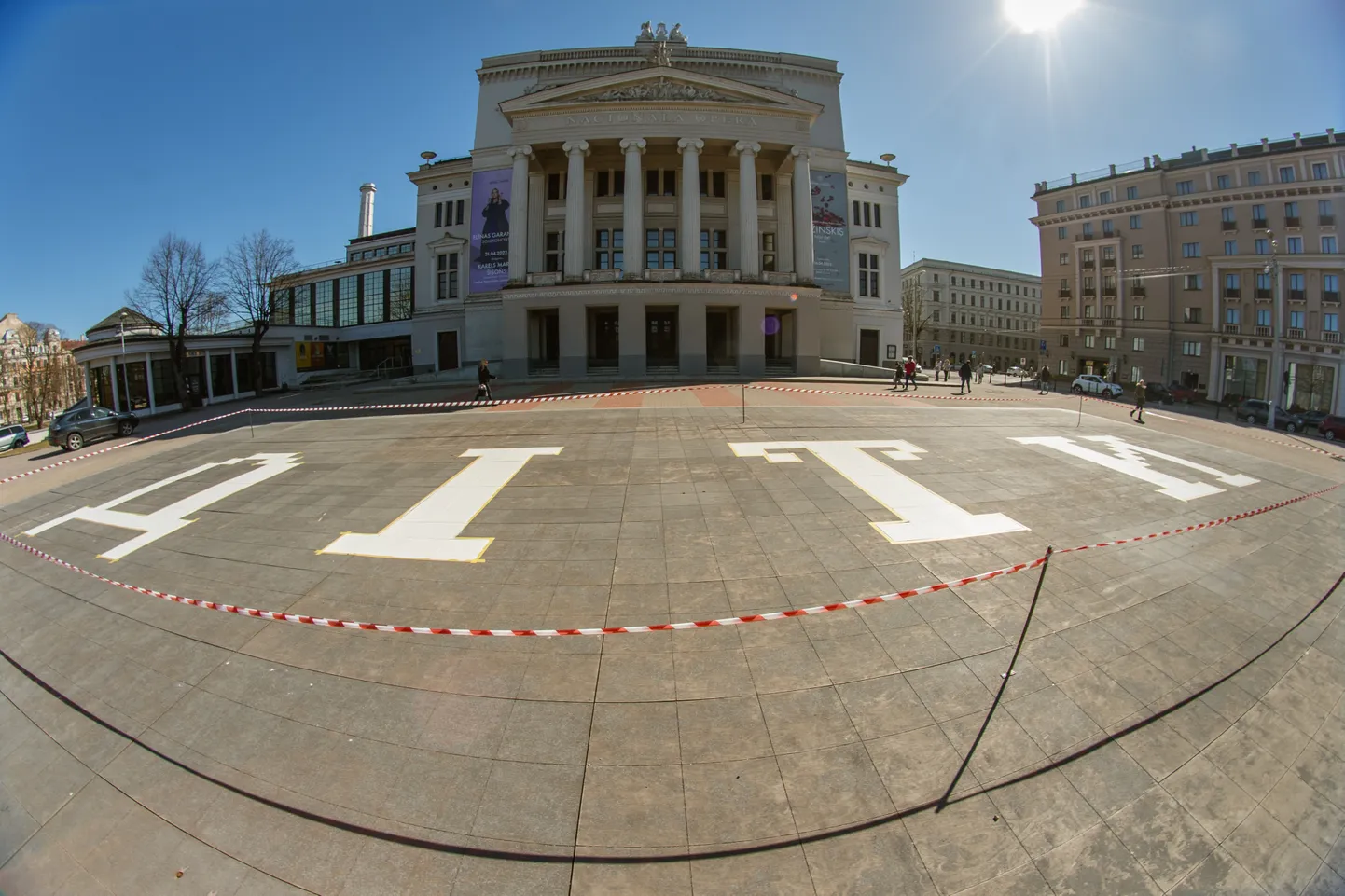 Pie Latvijas Nacionālās operas tapis uzraksts "Deti"