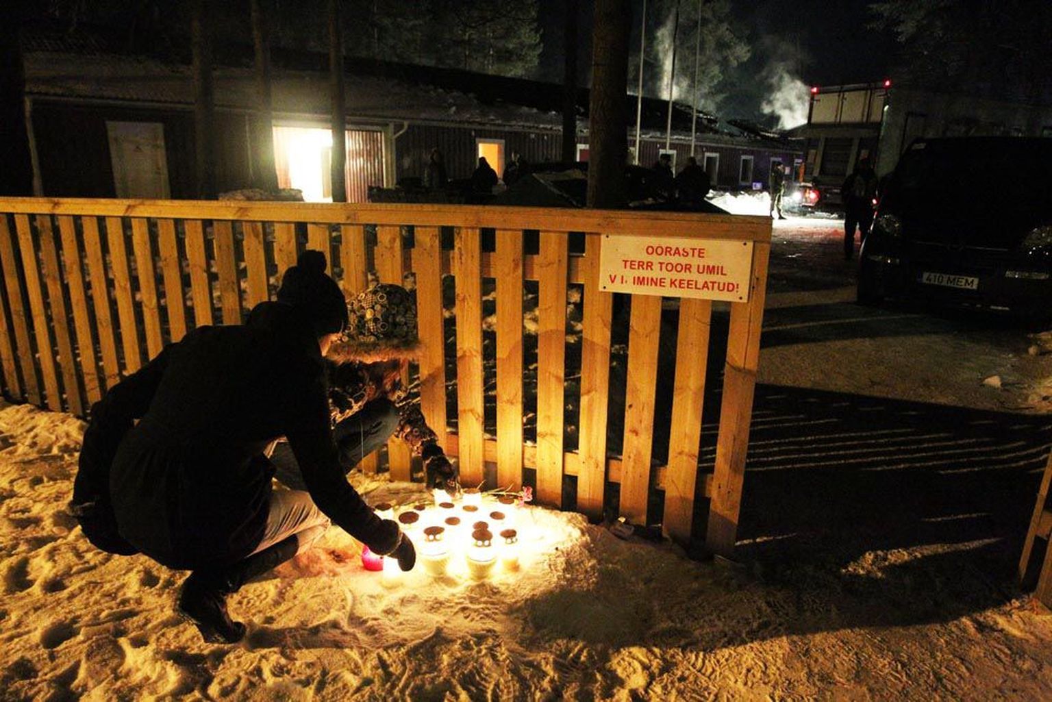 Õhtul süütasid inimesed õnnetuspaigas ohvrite mälestuseks küünlaid.