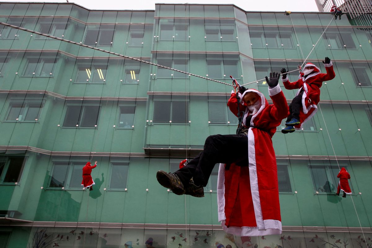 Par Ziemassvētku vecīšiem pārģērbušies alpīnisti iepriecina bērnu slimnīcas pacientus Ļubļanā, Slovēnijā