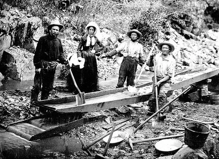 Allkiri: Kullapesijad Californias 1950. aastate alguses pika tom’i (ingl k. long tom) nimelise seadeldisega, millesse rajatud kärestik pidi kasti tõstetud põhjasetetest kinni püüdma kullaterasid.