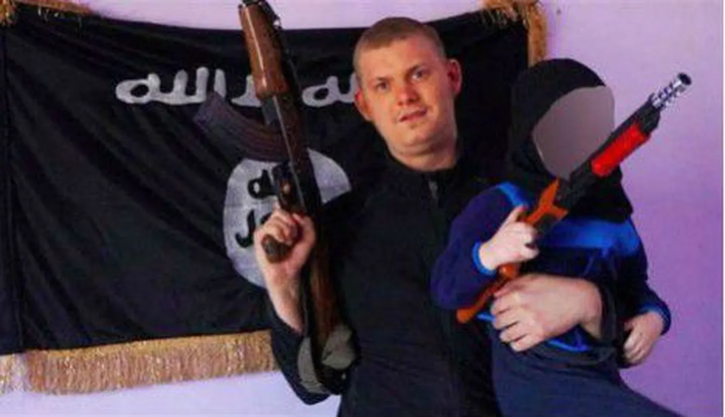 Michael Skråmo poseerimas koos ühega oma neljast lapsest.
