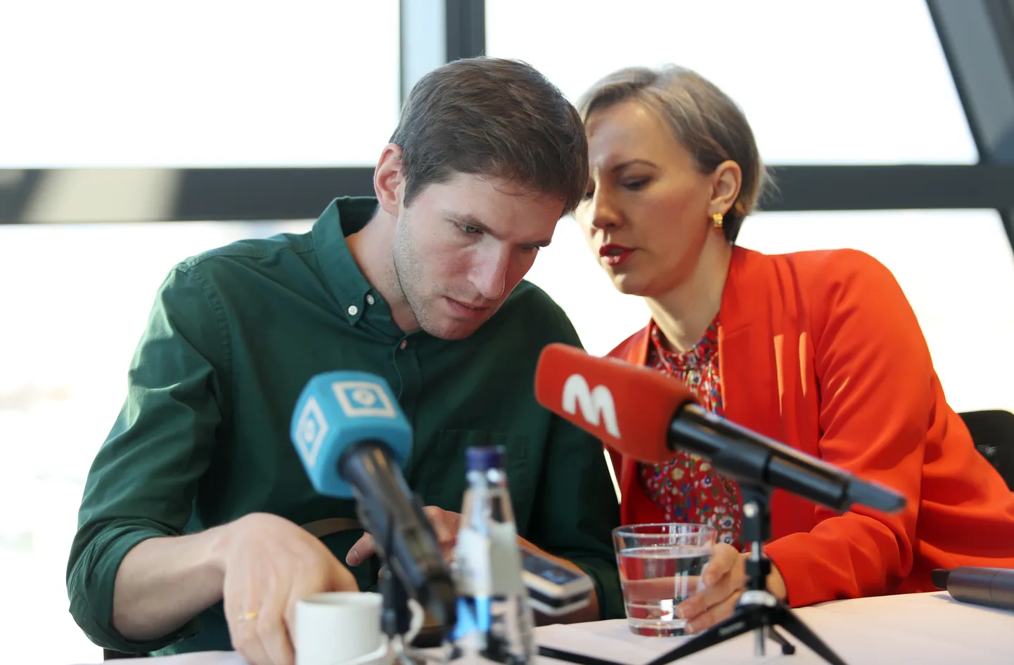 Televīzijas kanāla "Doždj" ("Дождь"/"TV Rain") galvenais redaktors Tihons Dzjadko un "Ilgtspējas fonda" direktore, "The Fix Media foundation" valdes locekle un "Media Hub Riga" ārkārtas atbalsta koordinatore Sabīne Sīle piedalās preses konferencē, kurā informē par piespiedu emigrācijā esošo mediju darbinieku no Ukrainas, Baltkrievijas un Krievijas situāciju Latvijā.