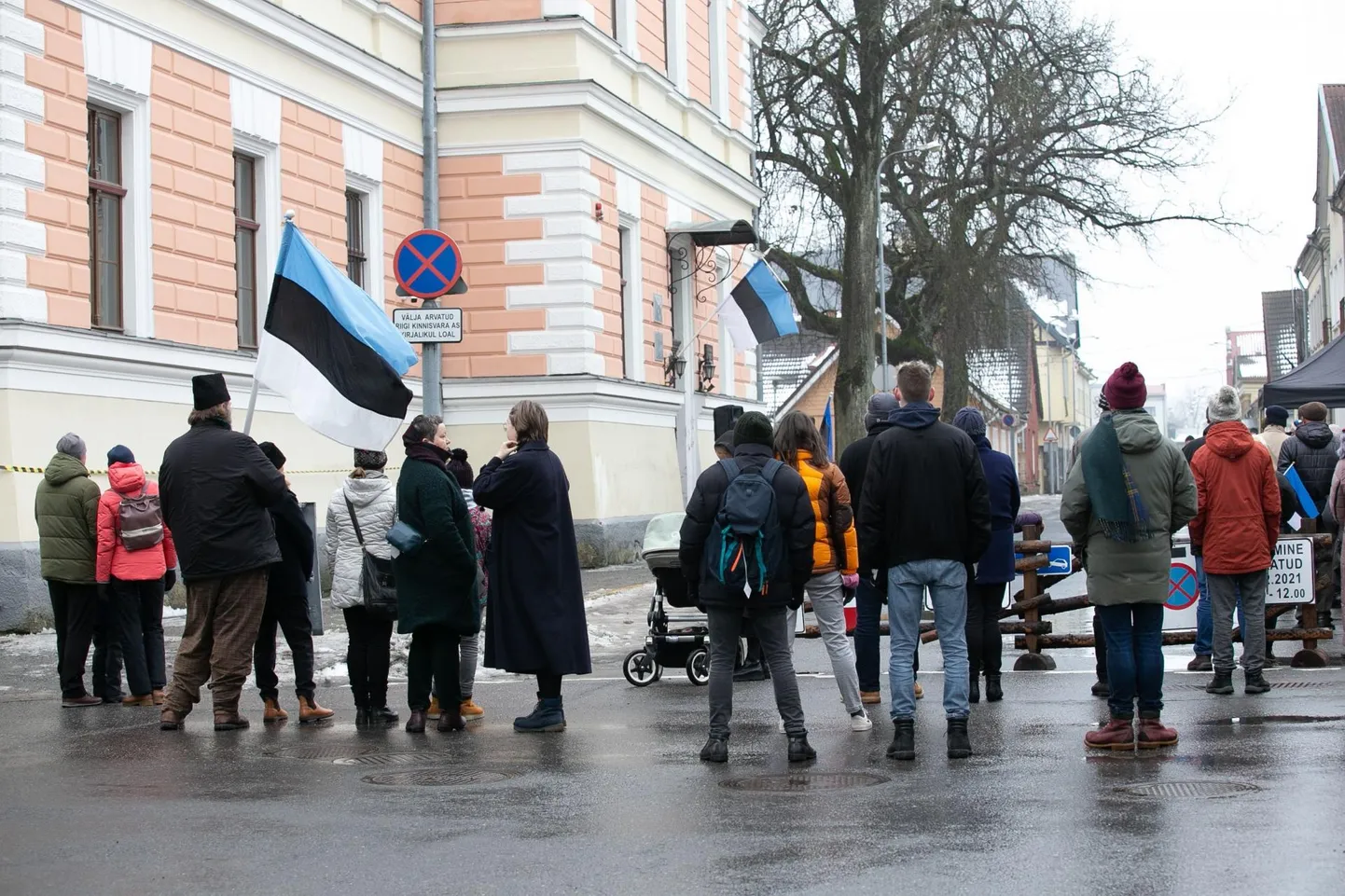 Kuigi Viljandi aastapreemiad antakse kätte tühja saali ees ja kohal on vaid kutsetega tulnud, siis vabas õhus korraldatavad koosviibimised on kõigile avatud. Päev algab iseseisvusmanifesti ettelugemisega kohtumaja ees. Foto on tehtud Eesti vabariigi 103. aastapäeval.