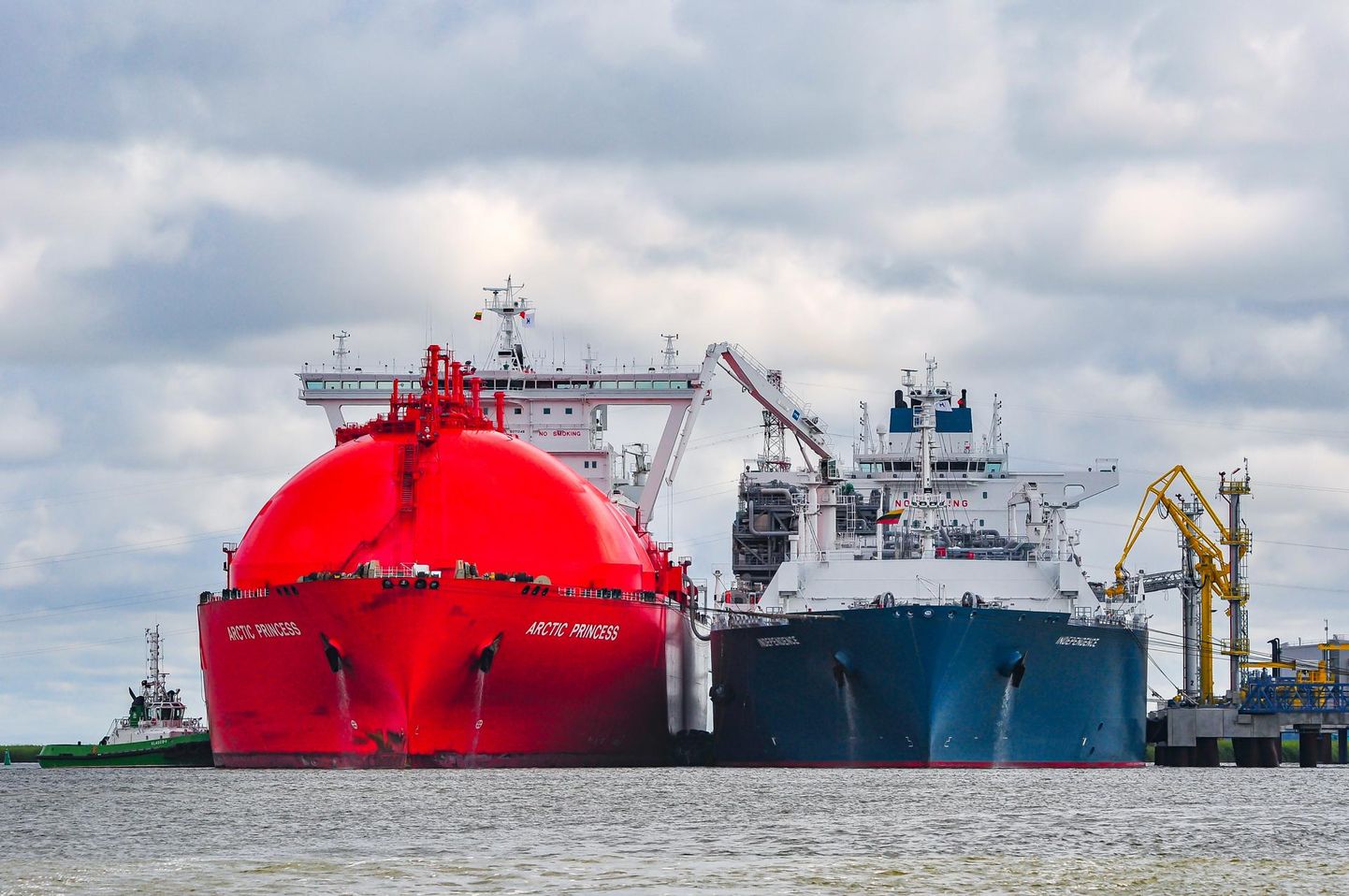 LNG-ujuvterminal (FSRU) Independence ja LNG-tanker Arctic Princess Klaipeda sadamas. FOTO: Shutterstock