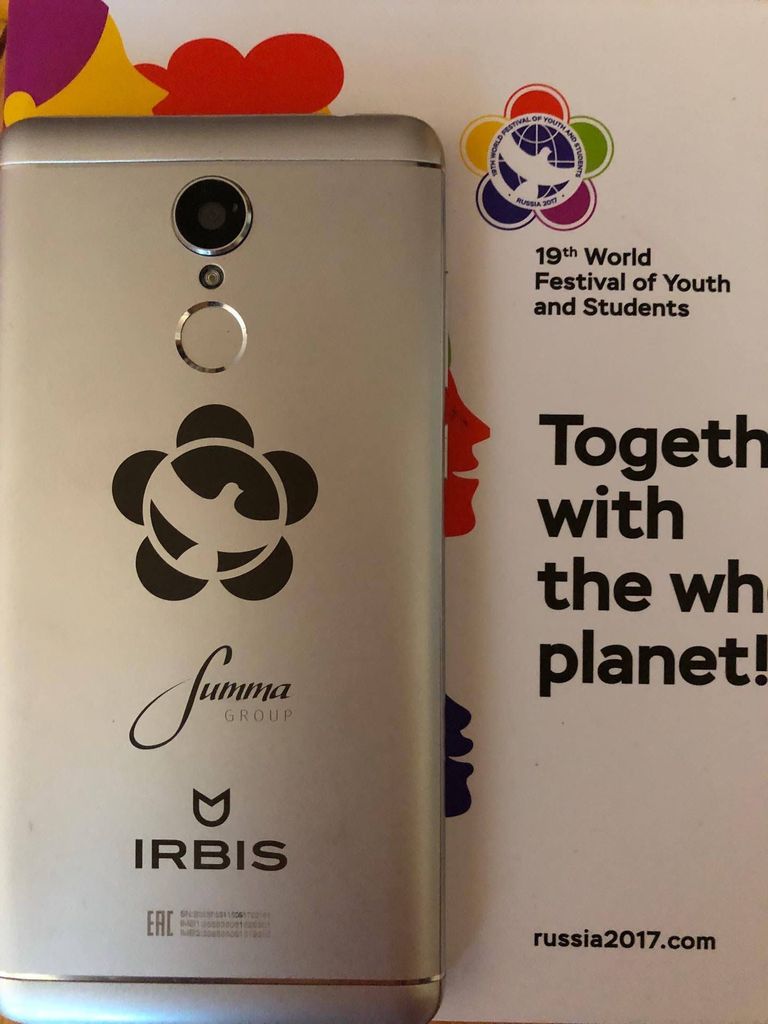 Такие мобильные телефоны подарили всем участникам Всемирного фестиваля молодежи и студентов в Сочи.
