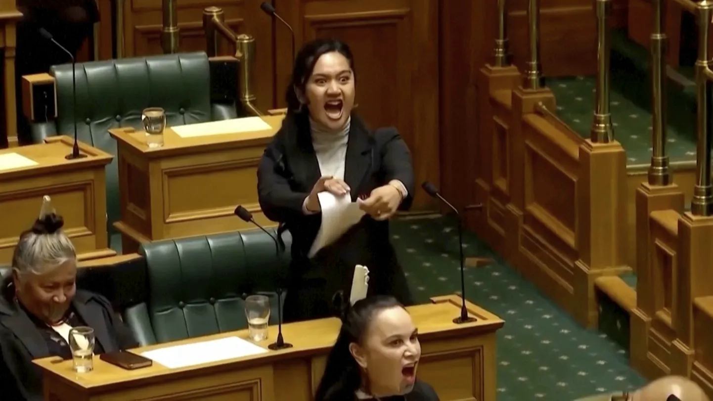 Sellel Uus-Meremaa parlamendi televisiooni videopildil rebib seadusandja Hana-Rāwhiti Maipi-Clarke 14. novembril 2024. aastal Wellingtonis Uus-Meremaal toimunud parlamendiistungil maoori haka tegemise ajal pabereid, protestides kavandatava seaduseelnõu vastu.
