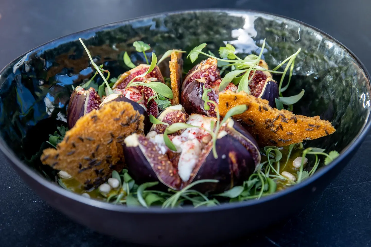 Viigimarjades küpsetatud kitsejuust, üks restorani Salt Prantsuse köögist inspireeritud roogi. FOTO: Sander Ilvest