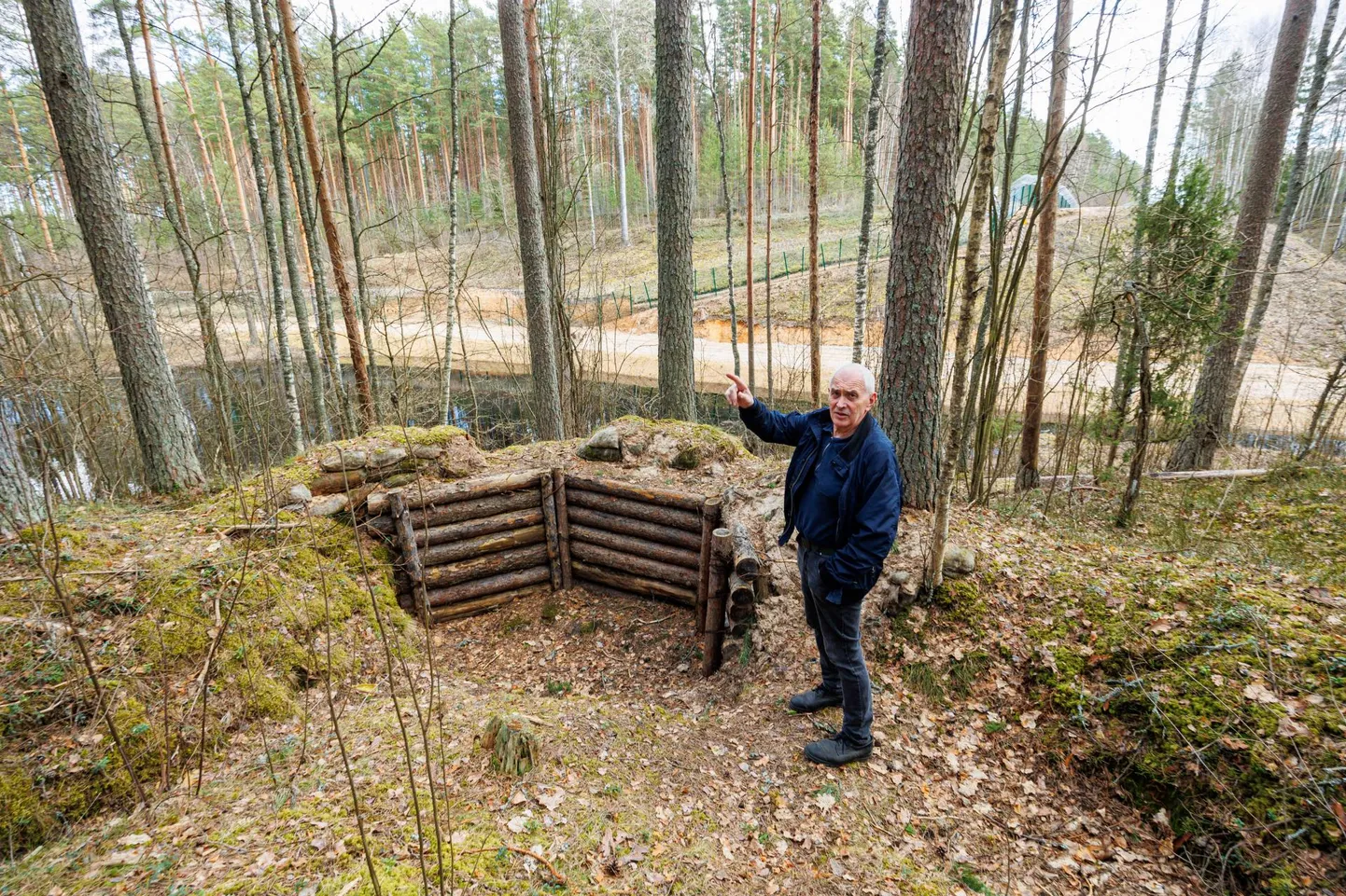 Juba enne Balti kaitsevööndi rajamise plaani ehitasid kaitseliitlased Saatse muuseumi taha otse Eesti-Vene piiri naabrusse laskepesa,
mis on praegu pruugitav kui turismiatraktsioon.