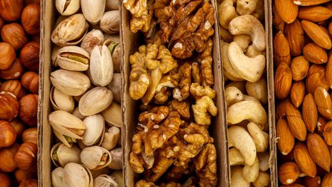 Советы диетологов: какие виды орехов помогут желающим сбросить вес?