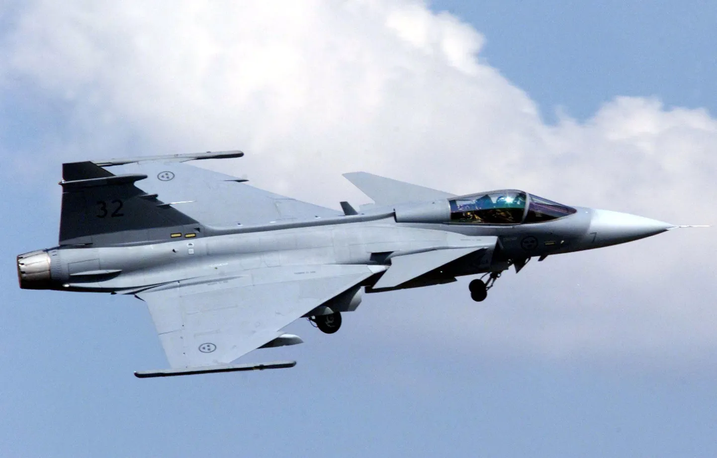 File picture shows a Swedish air force Saab Gripen multi task fighter plane performing over the Waterkloof airforce base in South Africa, November 1, 1998. Switzerland has chosen to replace its fighter jet fleet with Swedish defence and aerospace group Saab's JAS-39 Gripen, Swiss Defence Minister Ueli Maurer announced November 30, 2011. REUTERS/Peter Andrews/File  (SOUTH AFRICA  - Tags: POLITICS MILITARY BUSINESS)