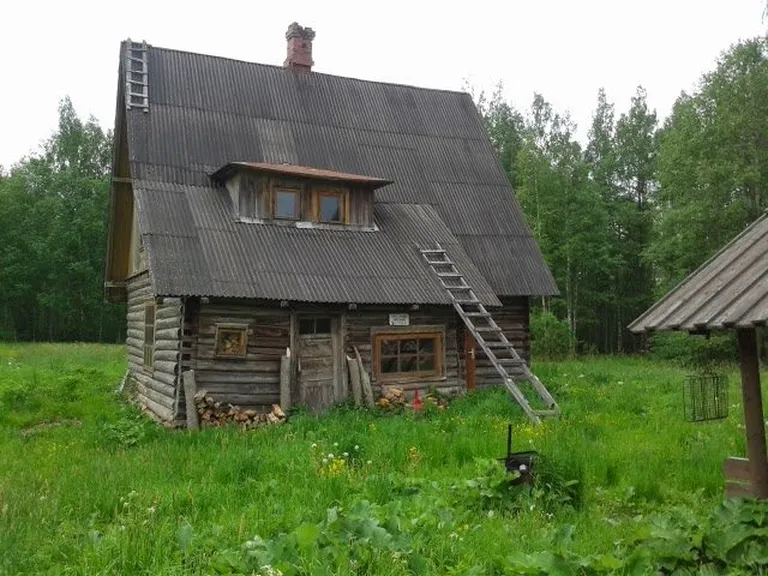 Ночевать в избушке жутковато, зато не надо платить.