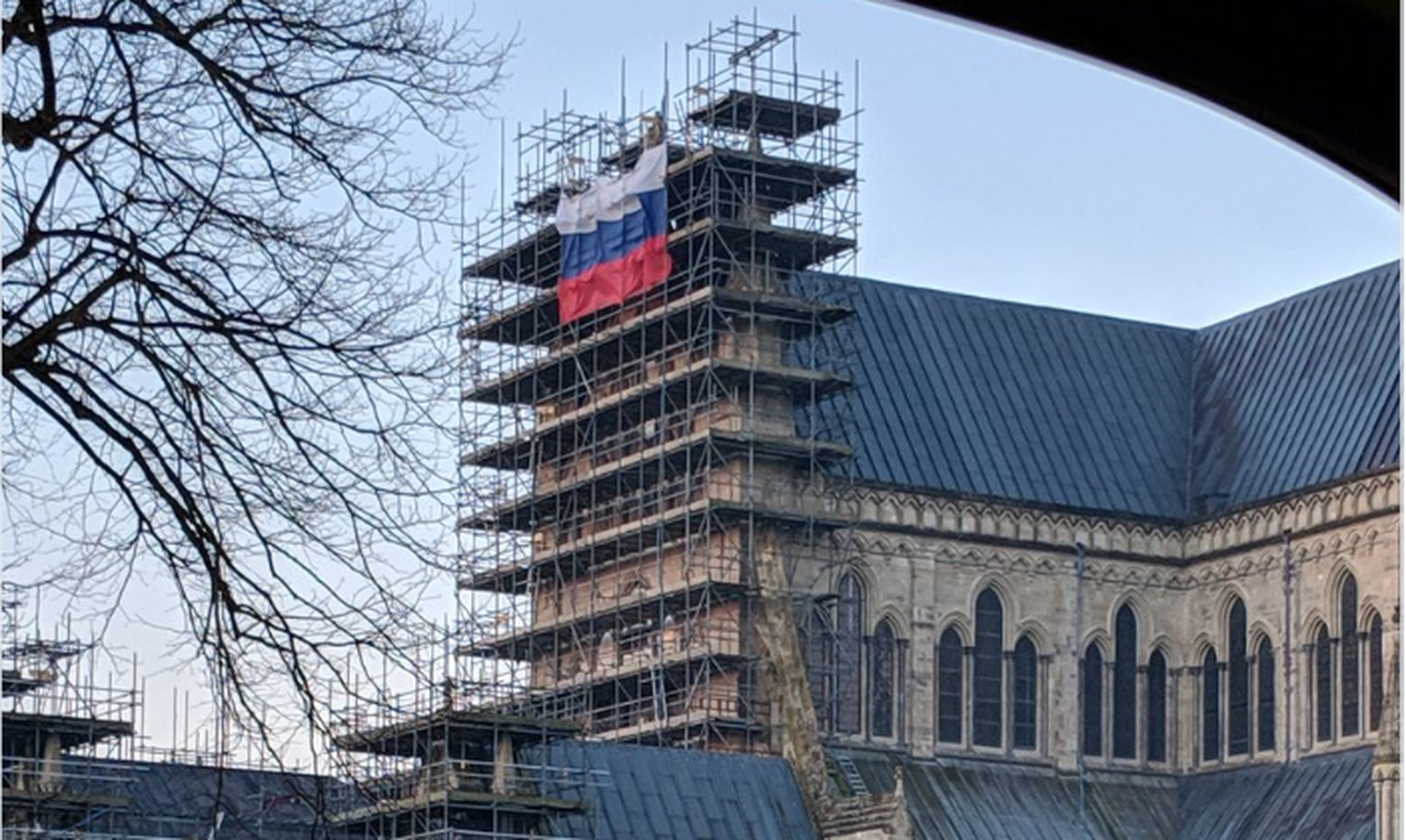 Krievijas karogs uz Solsberijas katedrāles