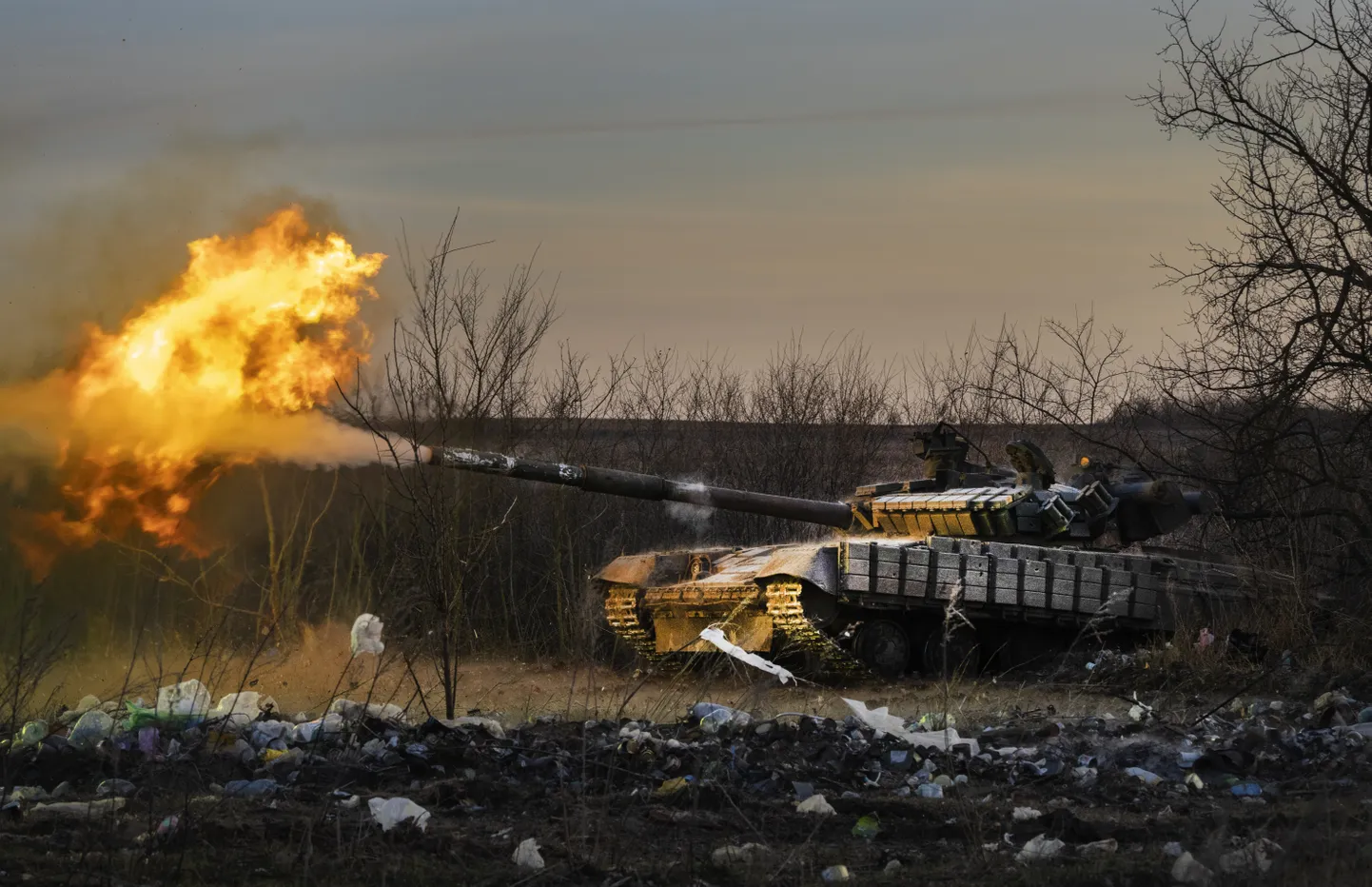 Ukraina tank tulistamas venelaste positsioonide pihta Tšassiv Jaris 29. veebruaril 2024. aastal.